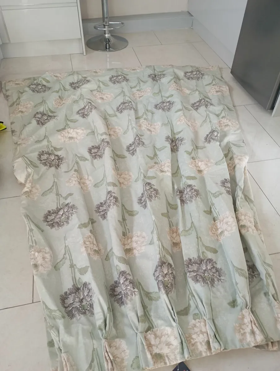 A pair of curtains - Image 1