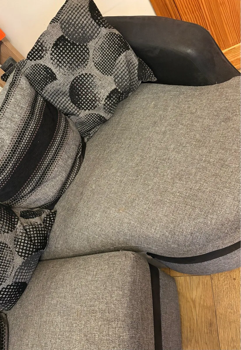 Sofa need gone - Image 3