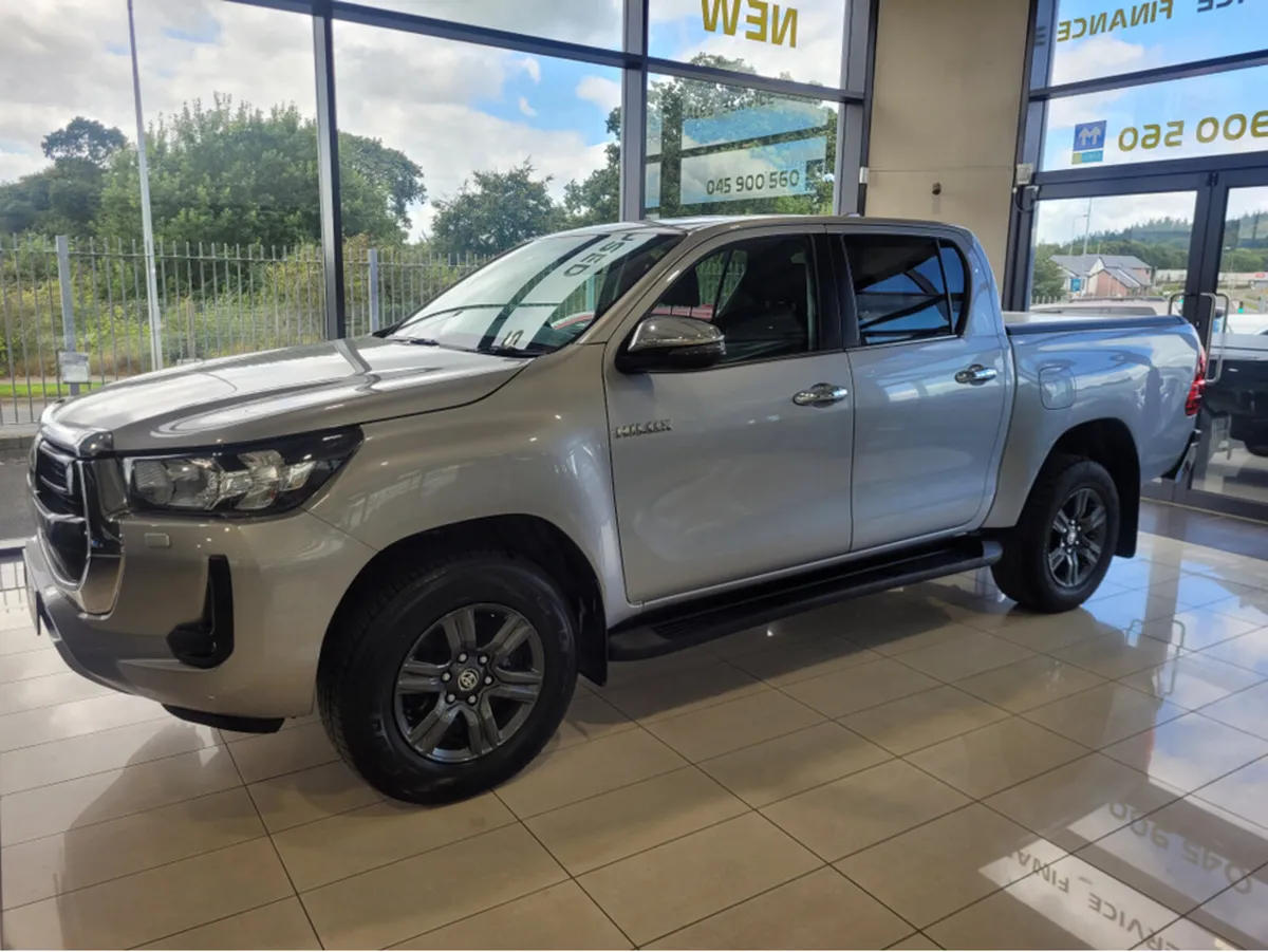 Toyota Hilux 2.4 SR5 DOUBLE CAB 4DR - Image 1
