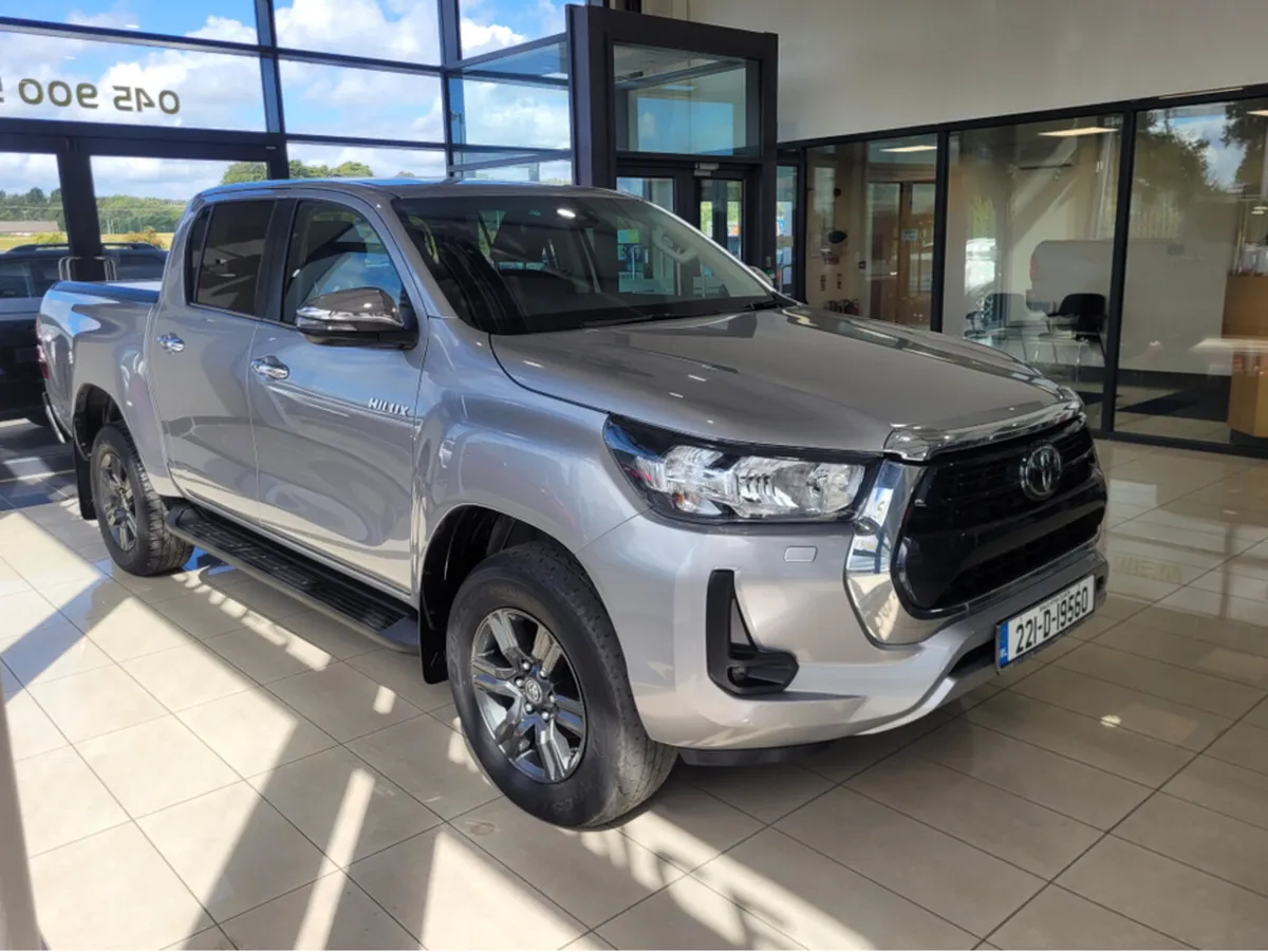 Toyota Hilux 2.4 SR5 DOUBLE CAB 4DR - Image 2