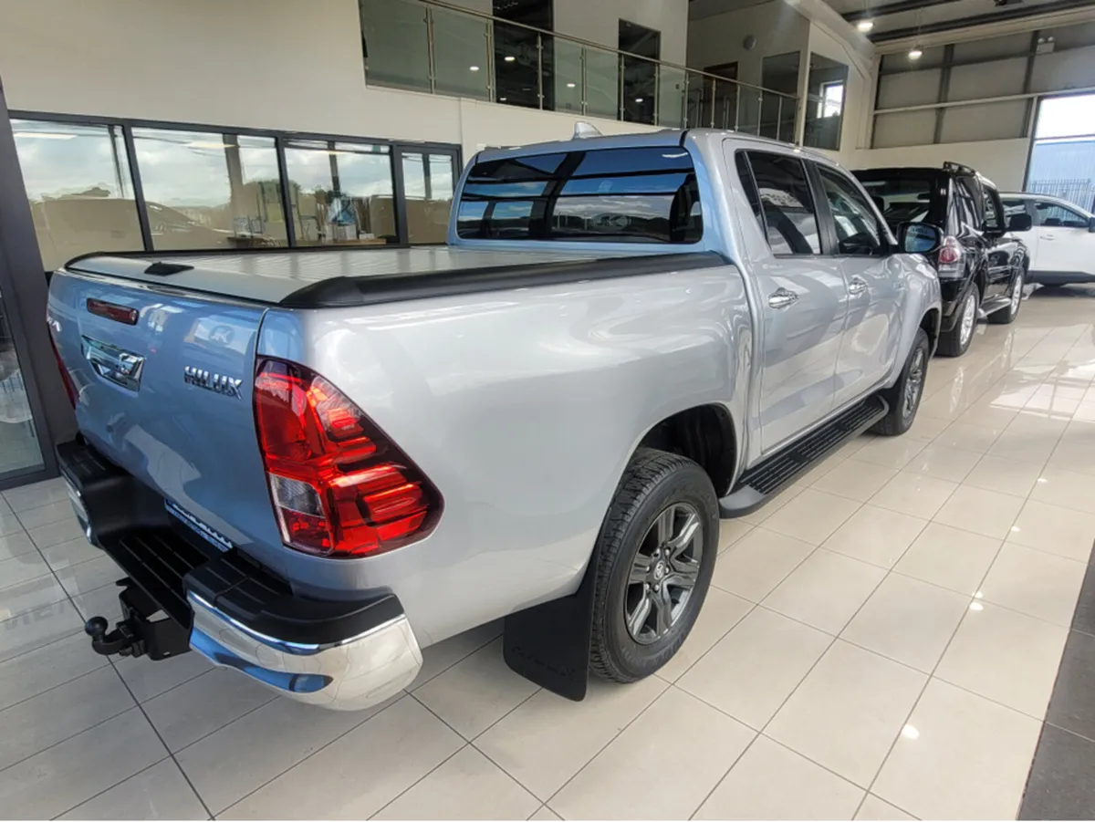 Toyota Hilux 2.4 SR5 DOUBLE CAB 4DR - Image 3