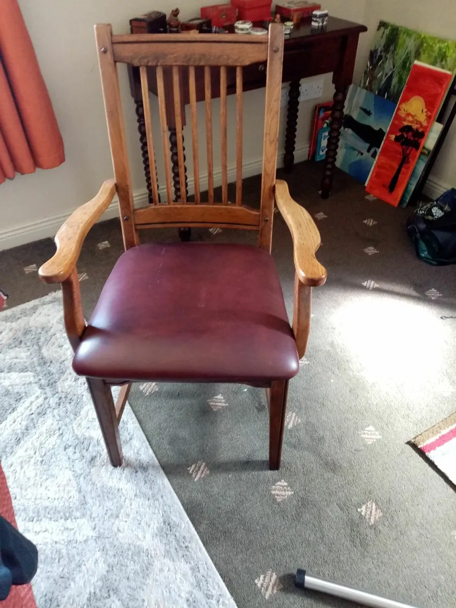 Table and chairs - Image 2