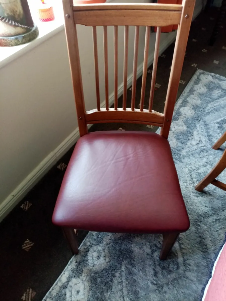 Table and chairs - Image 4