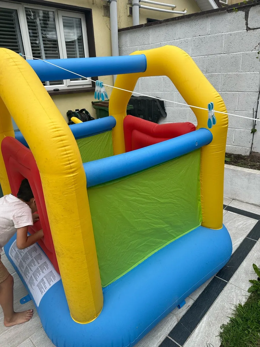 Child jumping and car - Image 1