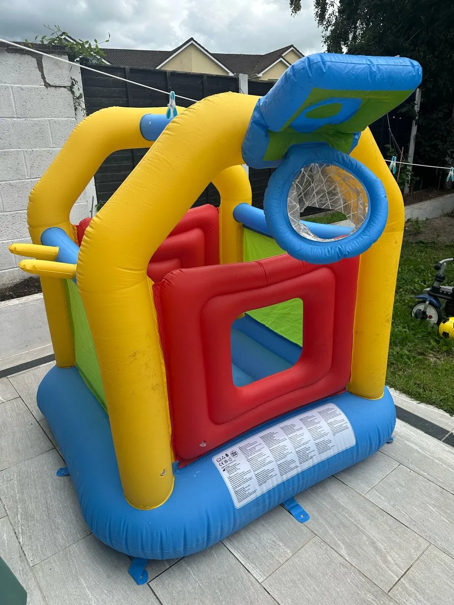 Child jumping and car - Image 2