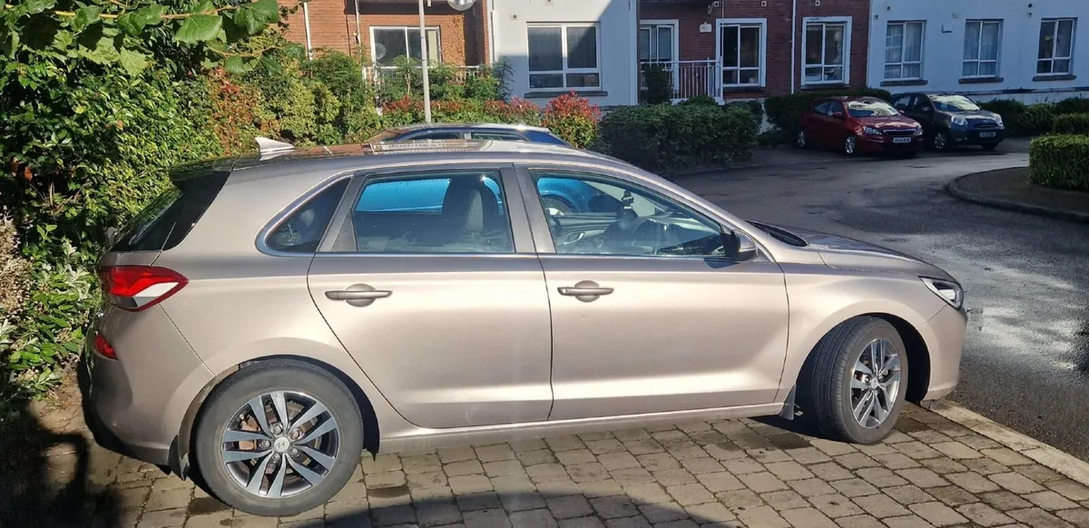 182 Hyundai i30 Deluxe 1.6L Diesel - Low Milage - Image 2