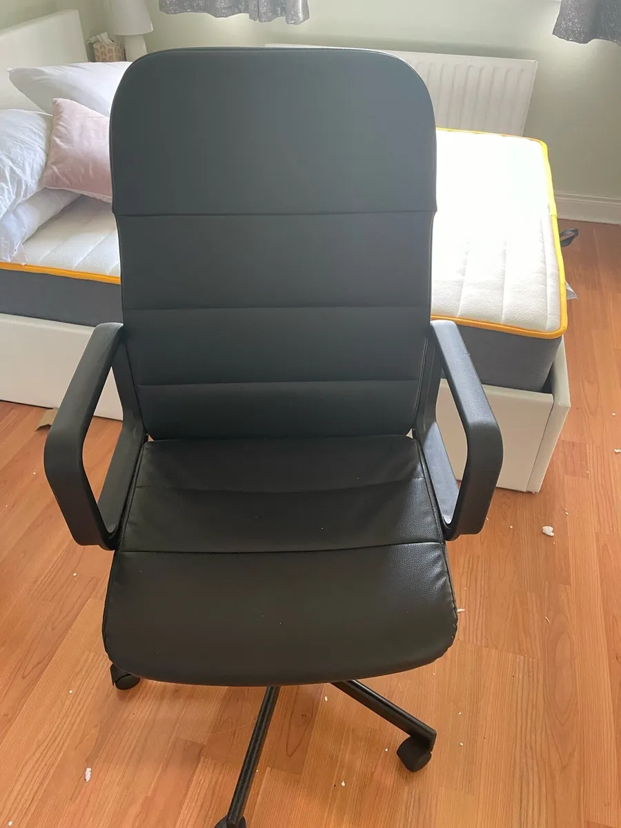 Black office chair - Image 1