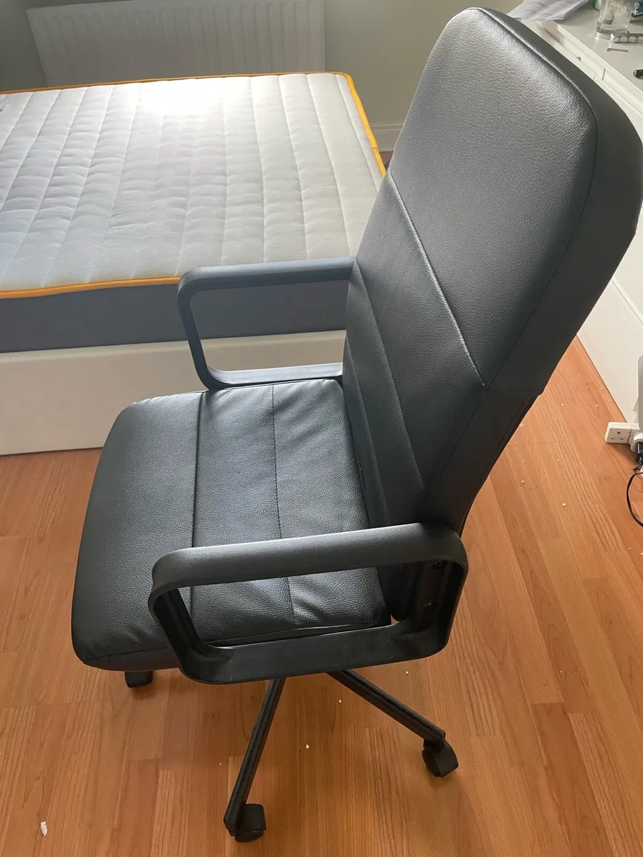 Black office chair - Image 2