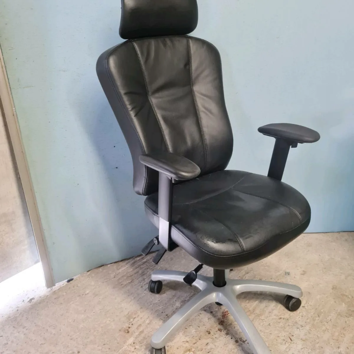 Executive managers leather office chairs - Image 1