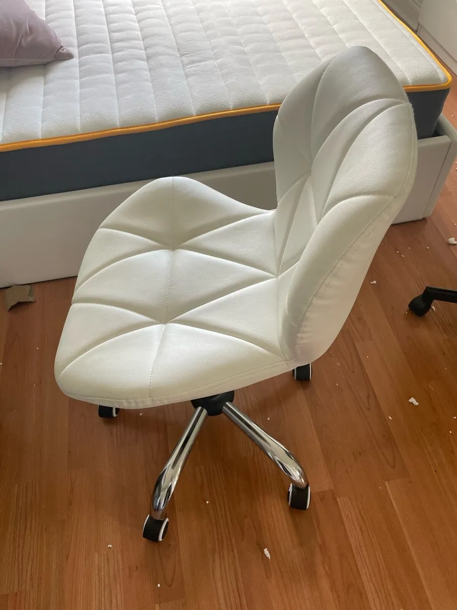 White swivel chair - Image 1
