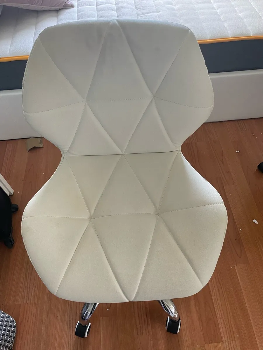 White swivel chair - Image 2