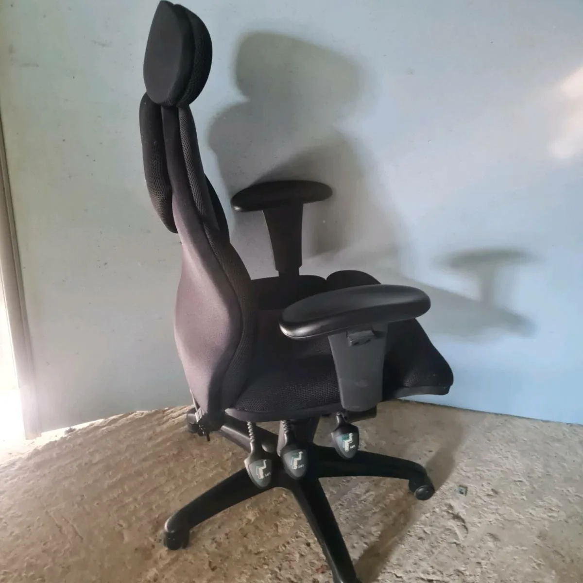 Black office chairs with headrests - Image 2