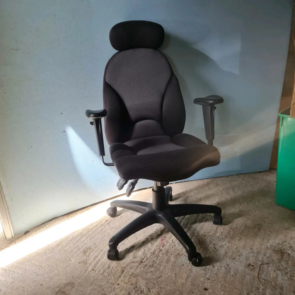 Black office chairs with headrests - Image 1