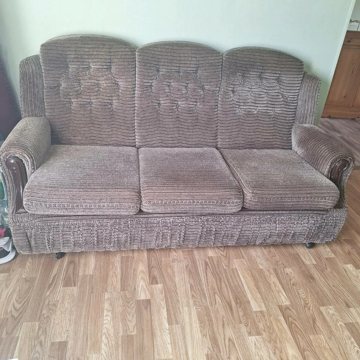 3 seater couch+2 arm chairs - Image 1