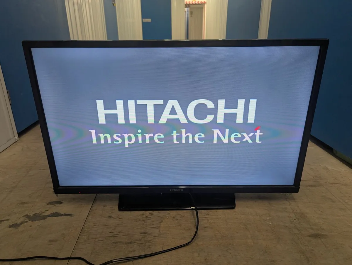 Hitachi TV with built-in DVD - Image 1