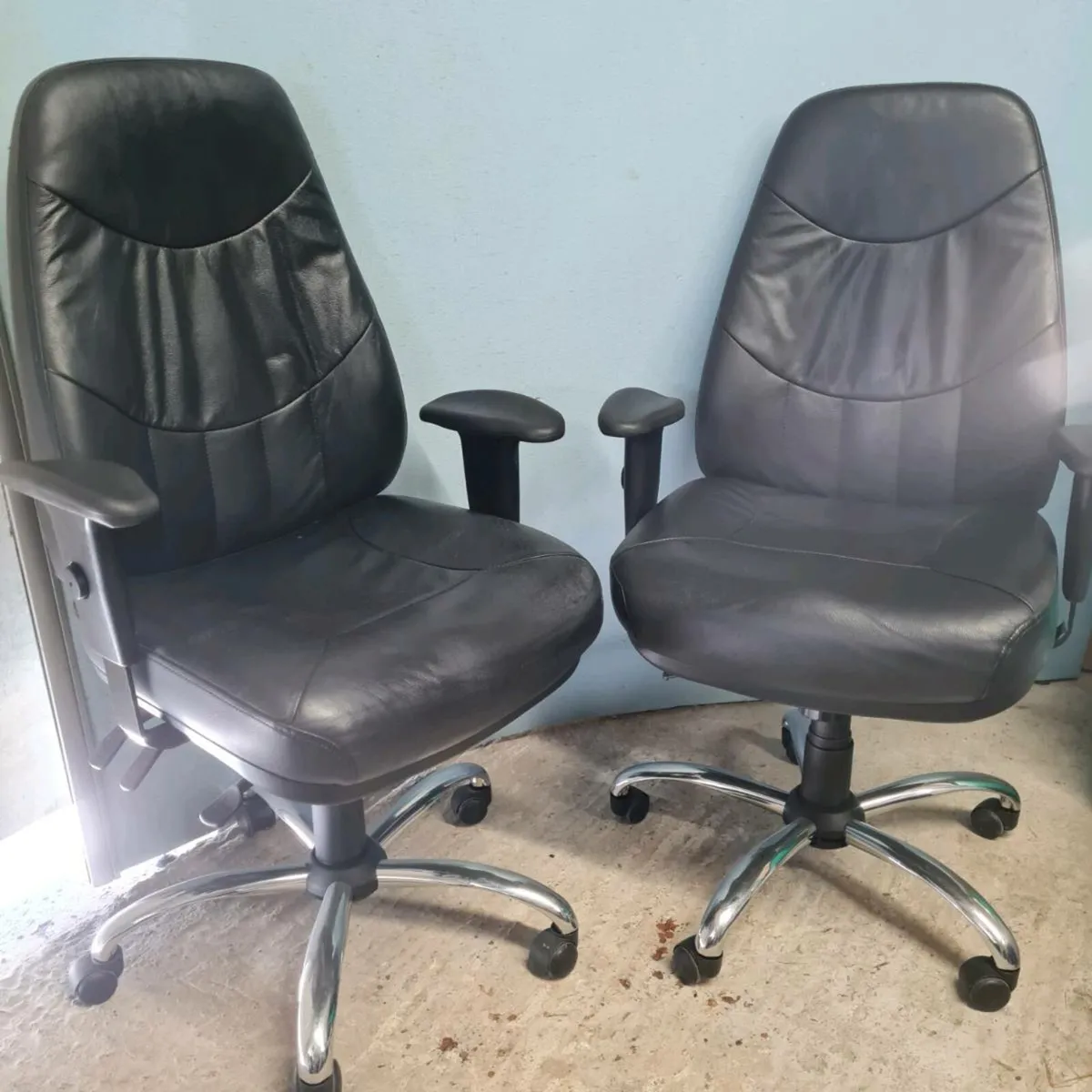 Black leather executive office chairs - Image 1