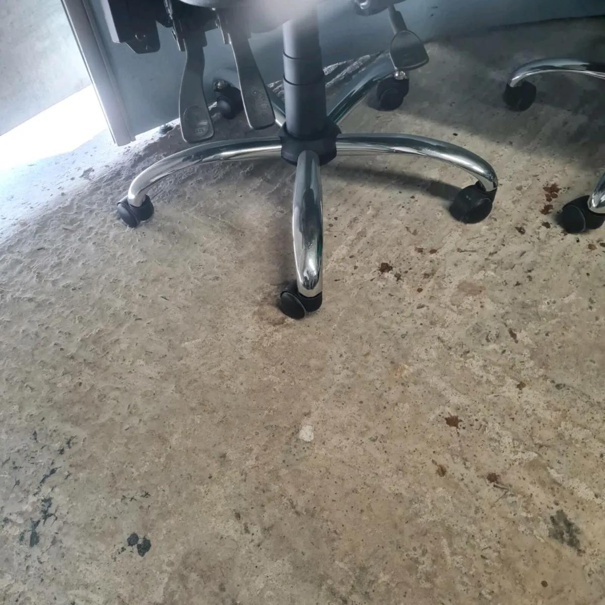 Black leather executive office chairs - Image 2