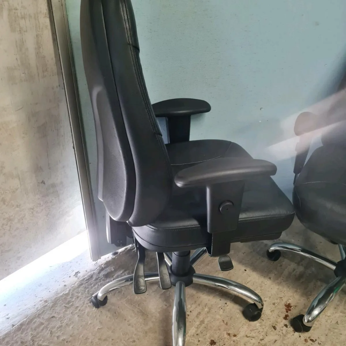 Black leather executive office chairs - Image 3