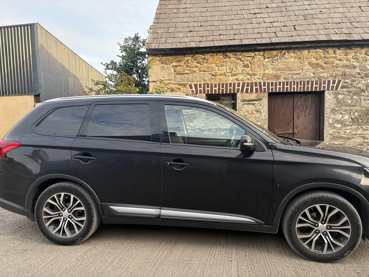 2016 Mitsubishi Outlander Jeep - Image 3