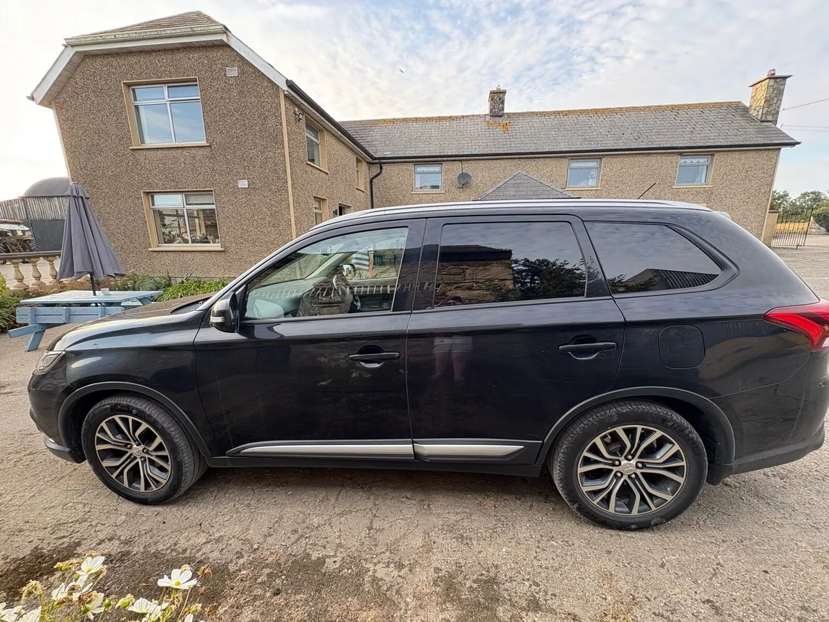 2016 Mitsubishi Outlander Jeep - Image 4