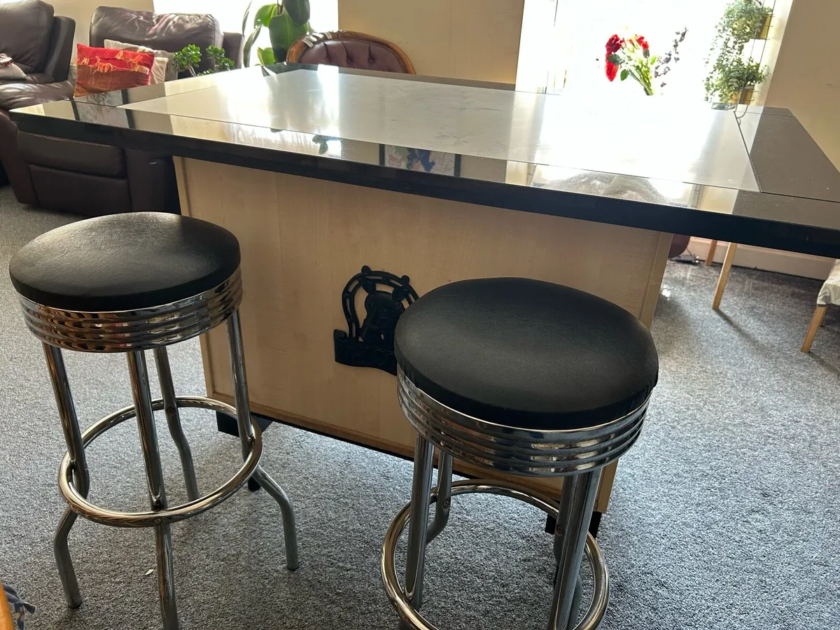 Kitchen Island - Image 1