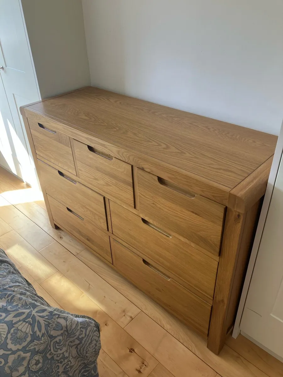Bedroom chest of drawers & bedside lockers - Image 1