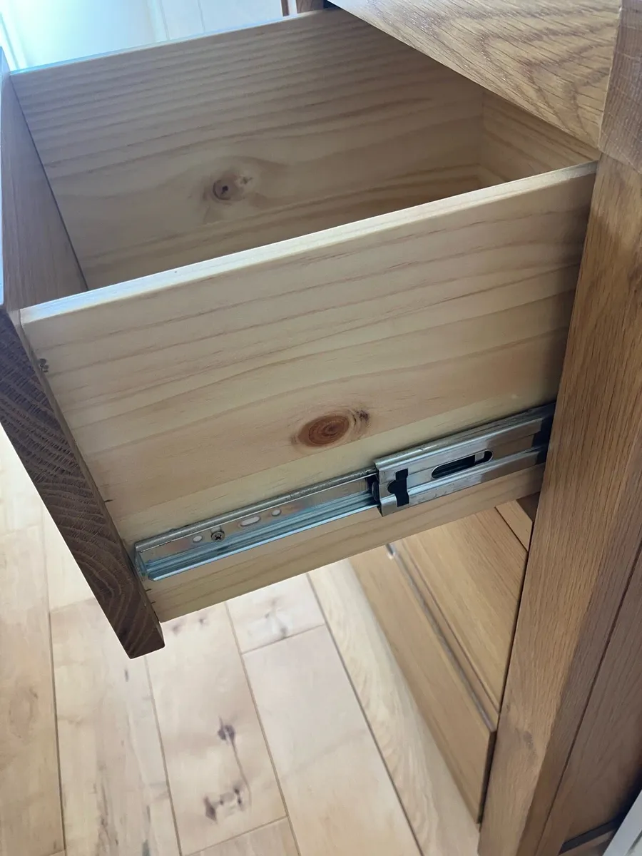 Bedroom chest of drawers & bedside lockers - Image 3