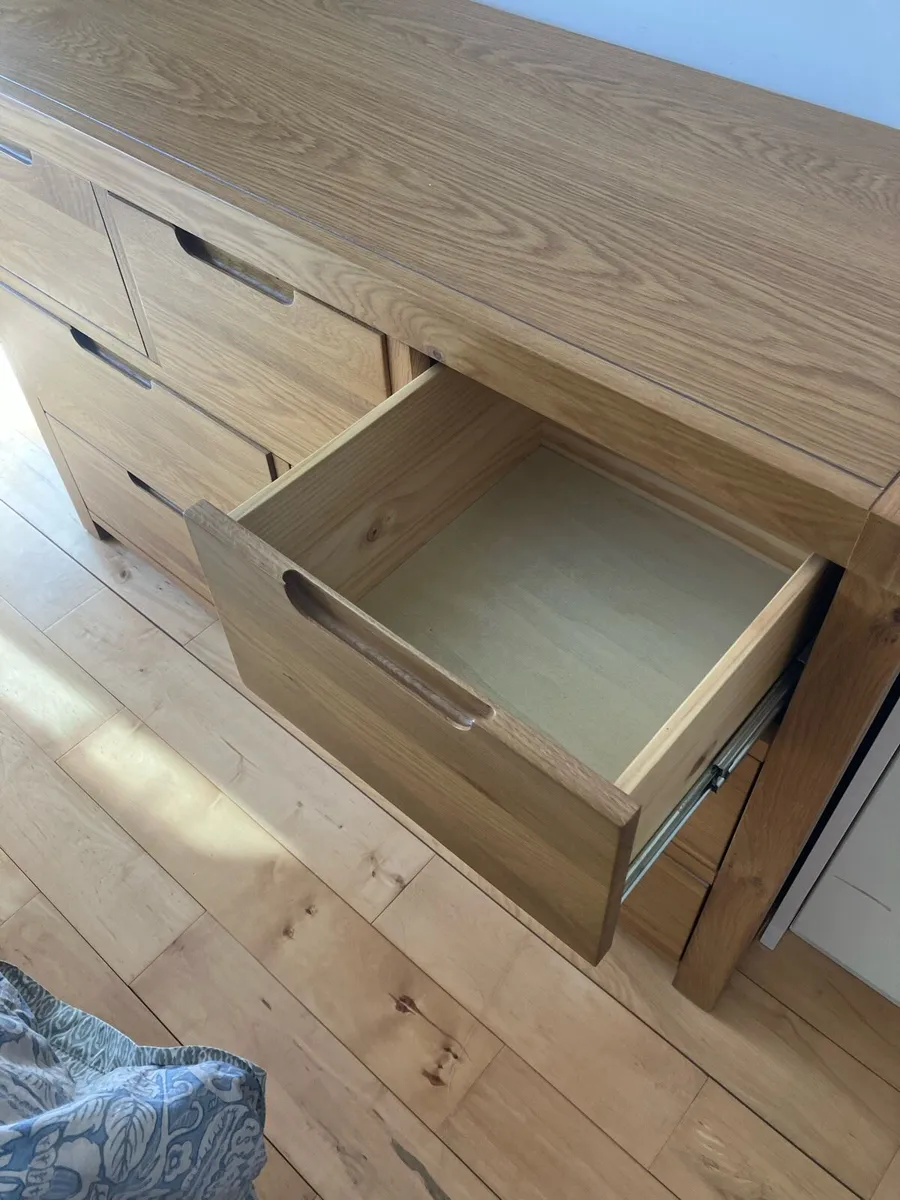 Bedroom chest of drawers & bedside lockers - Image 4