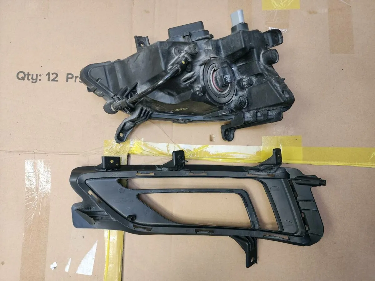 Hyundai Tucson front left daytime light with grill - Image 2