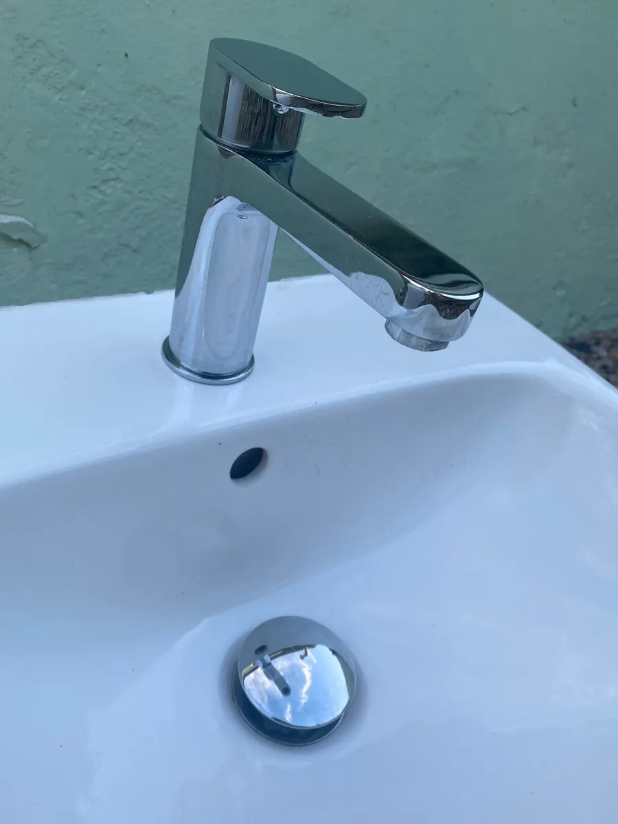 semi pedistal, basin and tap - Image 3