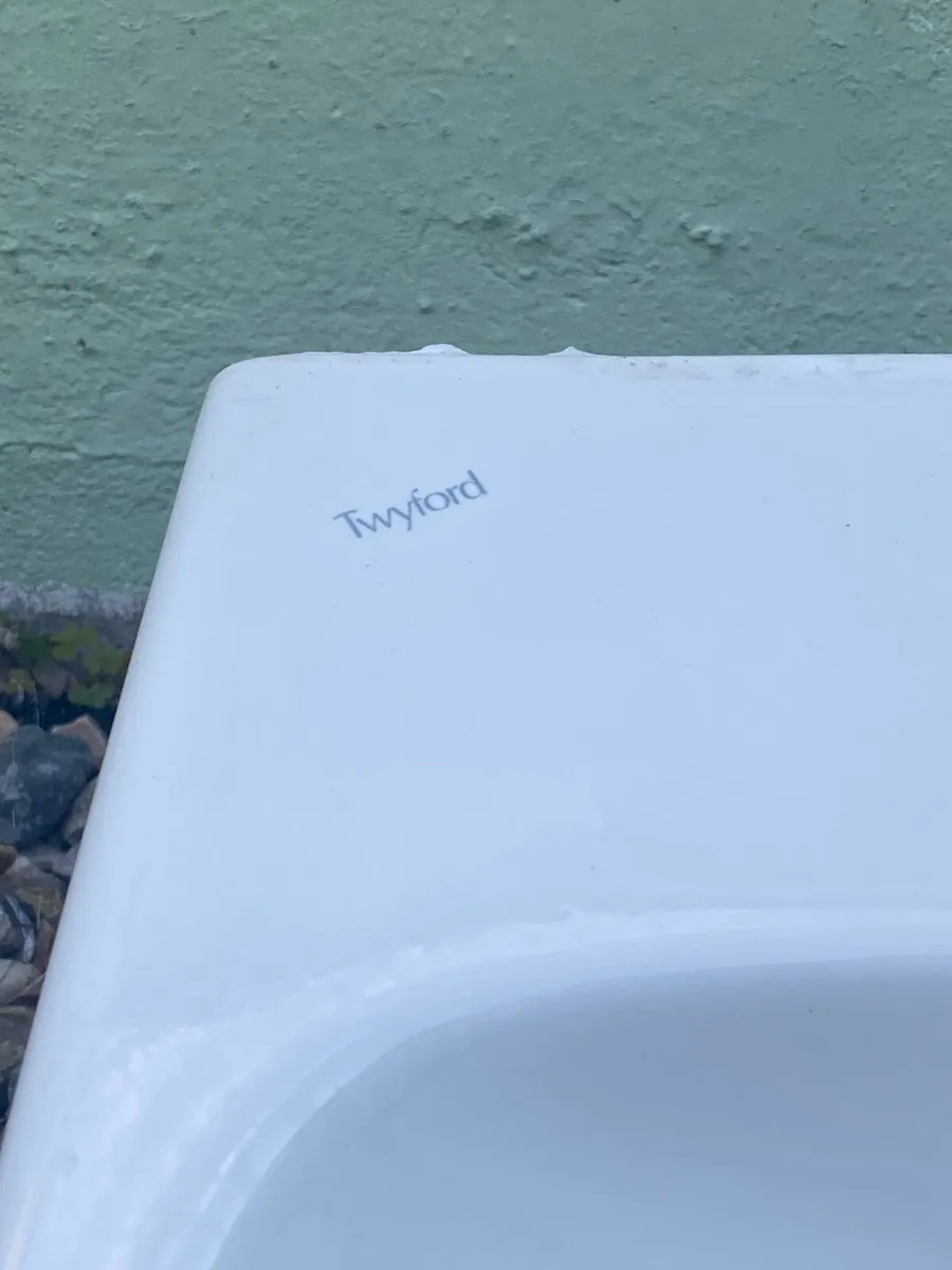 semi pedistal, basin and tap - Image 4