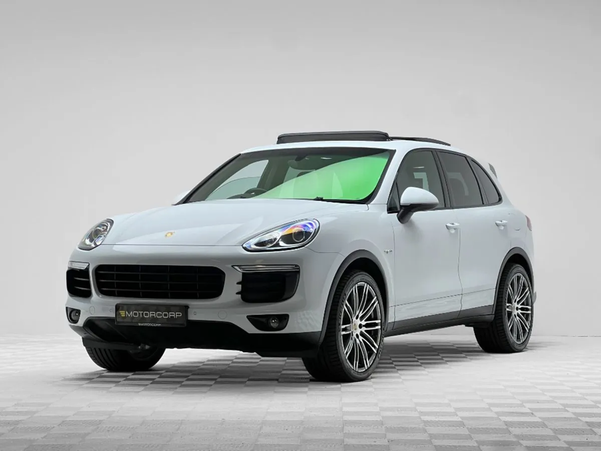 Porsche Cayenne S 3.0 V6 E-hybrid 416HP PAN Roof - Image 3