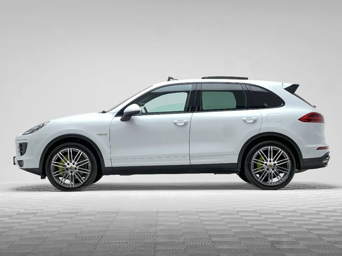 Porsche Cayenne S 3.0 V6 E-hybrid 416HP PAN Roof - Image 4