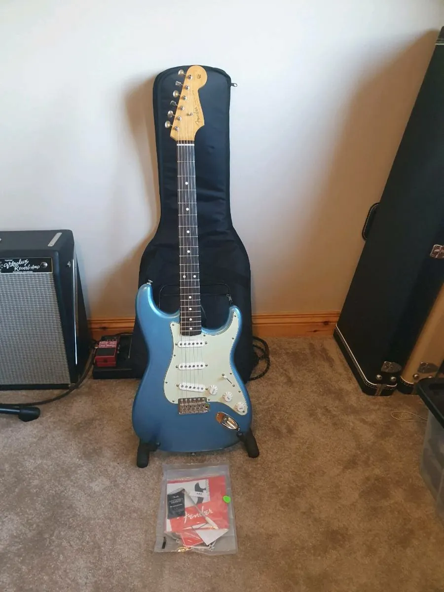 Fender vintera ii 60s stratocaster nitro road worn - Image 1
