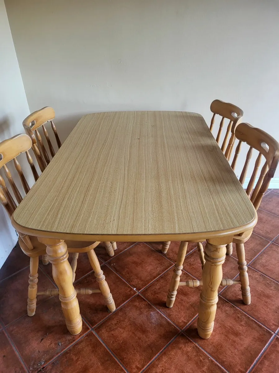Kithen table and 4 chairs - Image 1
