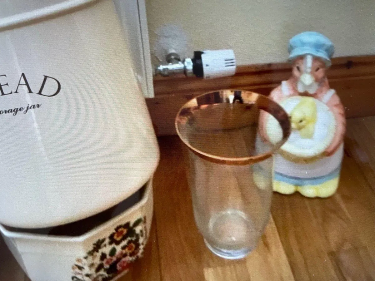 Crystal vases and pottery - Image 2