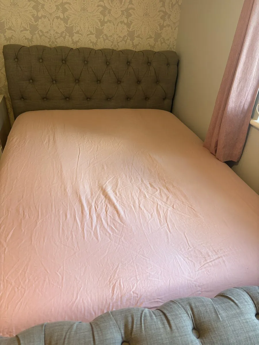 Chesterfield Sleigh Bed (double) - Image 1