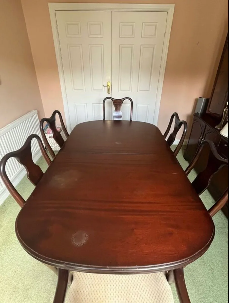 Mahogany extendable dinning table & 6 chairs - Image 1