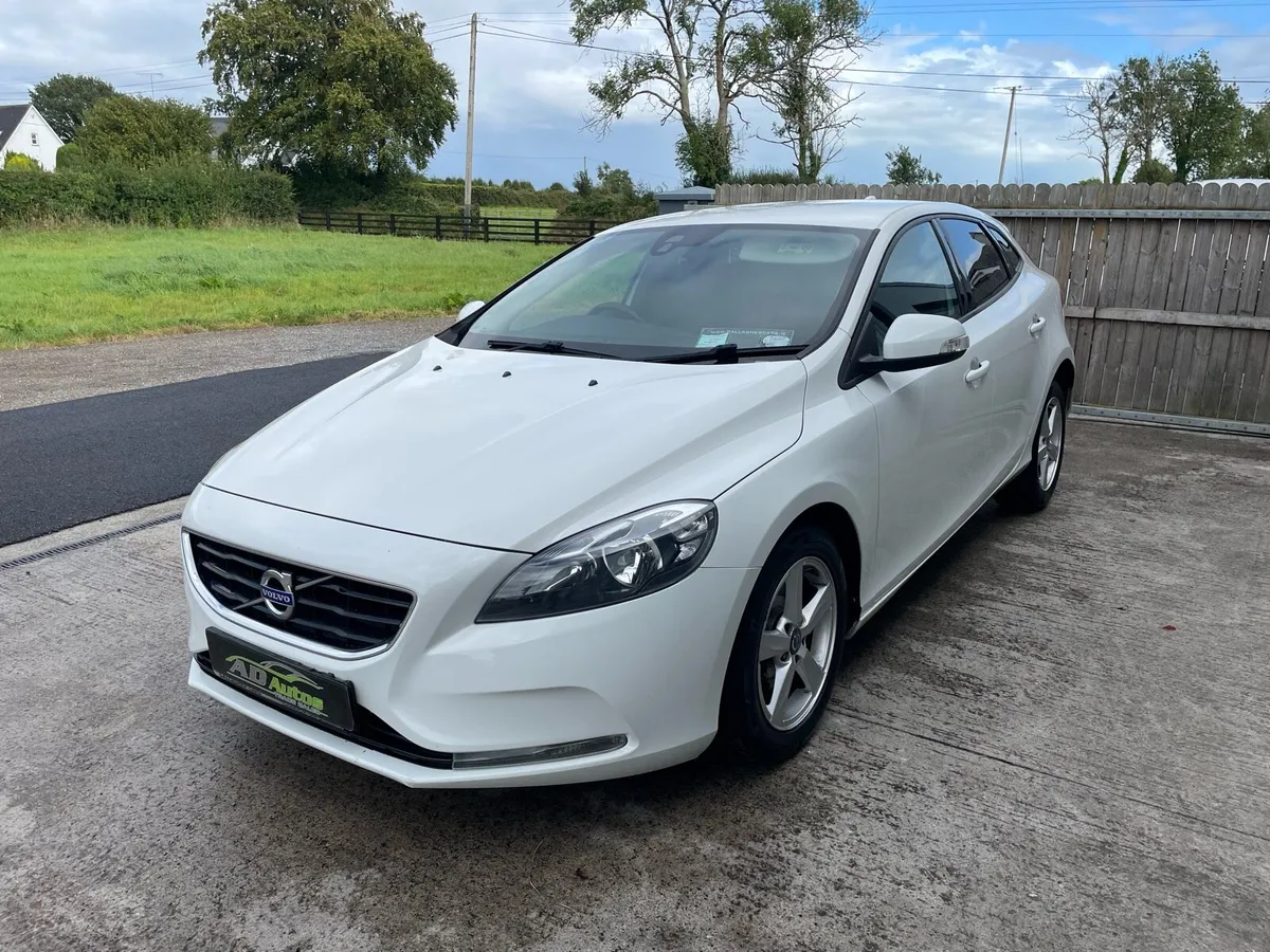 Volvo v40 - Image 2