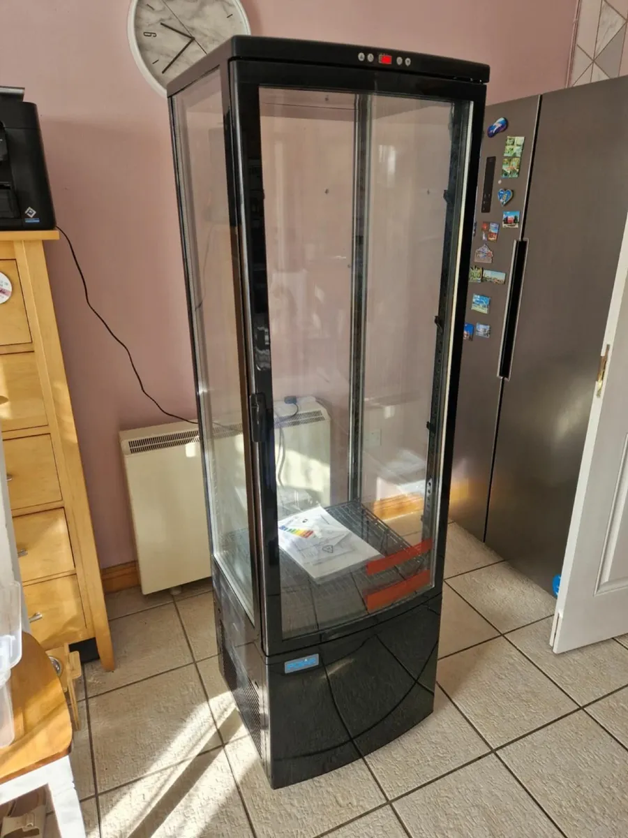 Polar DP289 Curved Glass Display Fridge – 235L - Image 1