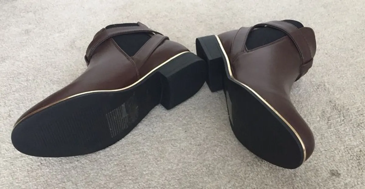 BRAND NEW Ladies Brown Boots: Size 5 - Image 2
