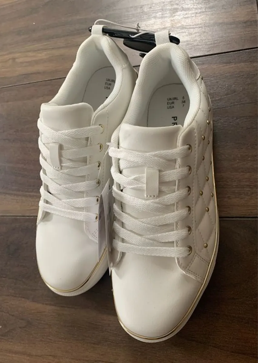 BRAND NEW Ladies/Girls White Runners / Trainers: Size 5 - Image 1