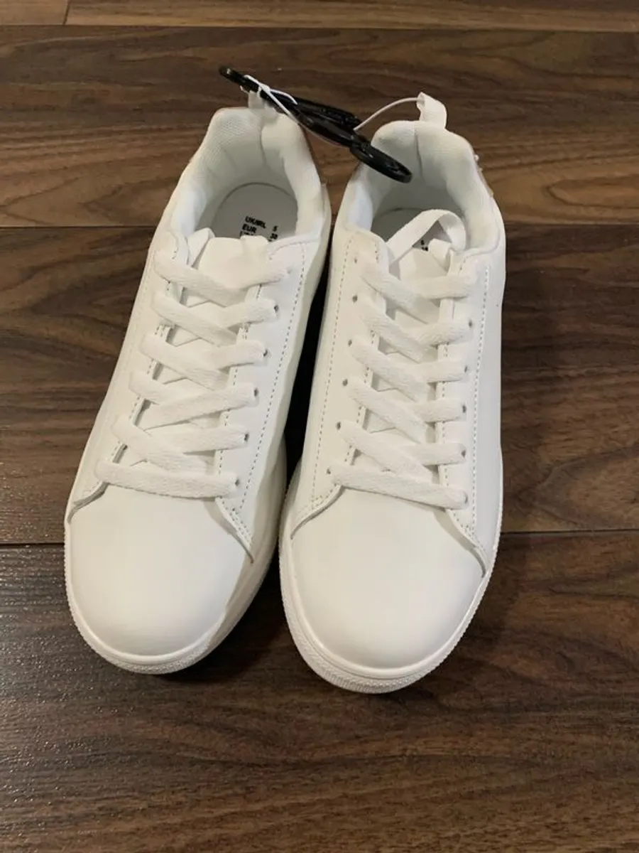 BRAND NEW Ladies/Girls White Runners / Trainers: Size 5 - Image 3
