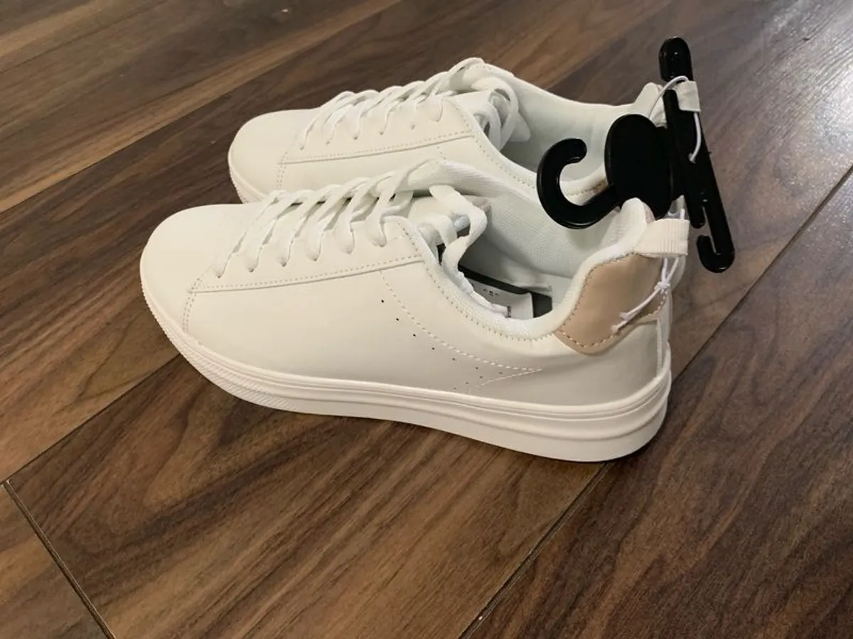 BRAND NEW Ladies/Girls White Runners / Trainers: Size 5 - Image 4