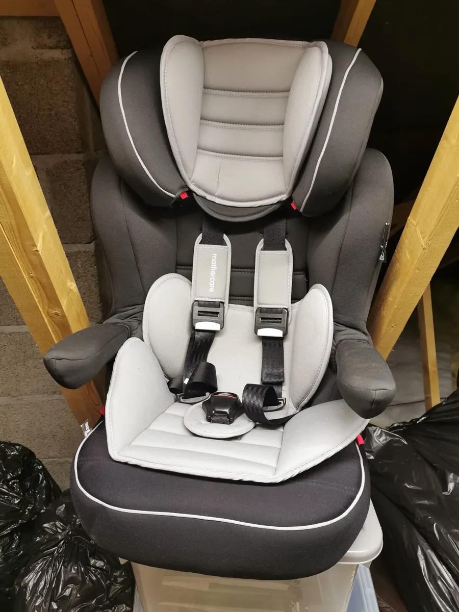 Car seats - Maxi Cosi, Isofix & Mothercare seat - Image 1