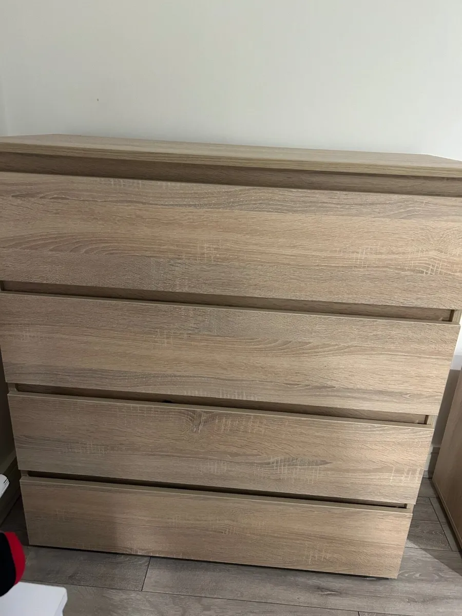 Chester drawers and 2 bed side lockers - Image 1