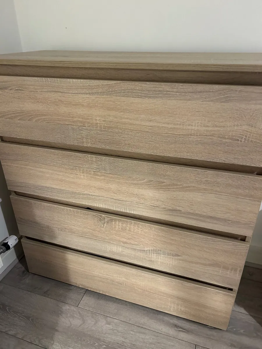 Chester drawers and 2 bed side lockers - Image 4