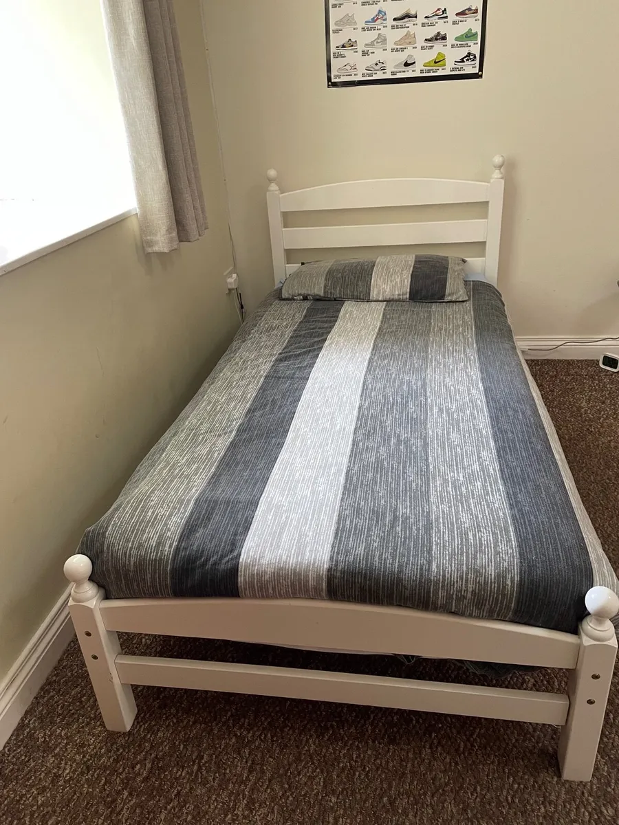 Single bed - Image 1