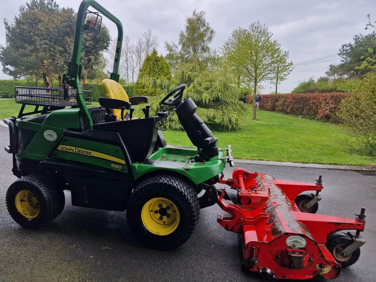 John Deere 1580 Ride on Mower Lawnmower - Image 1