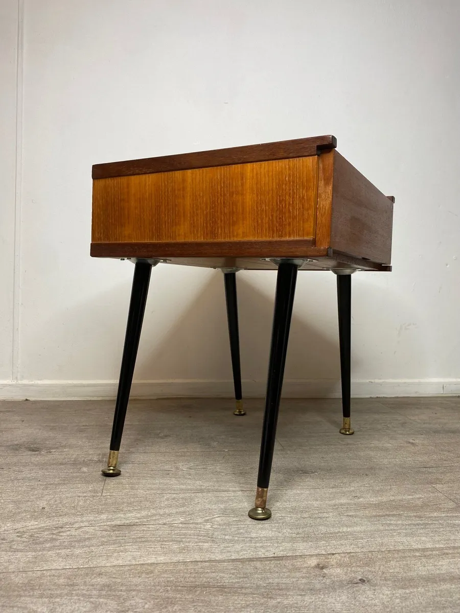 Mid Century Pair of Beaver & Tapley Bedside Tables - Image 2